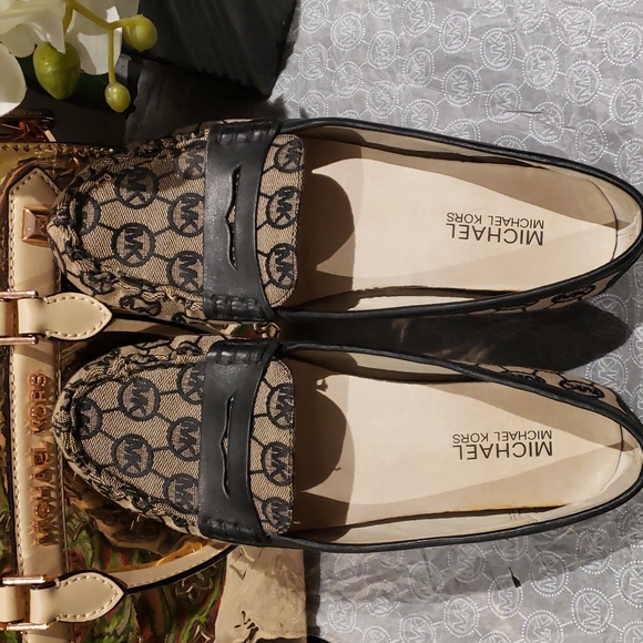 ❣️💫MARK DOWN💫❣️Michael Kors flats - Picture 2 of 8